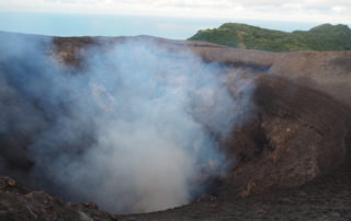 延々と噴煙を上げるヤスール火山の火口