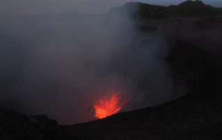 ヤスール火山噴火の様子