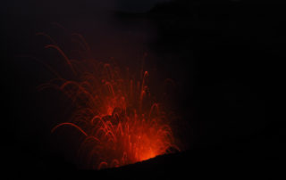 ヤスール火山噴火の様子