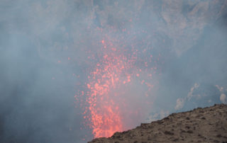 火を噴くヤスール火山