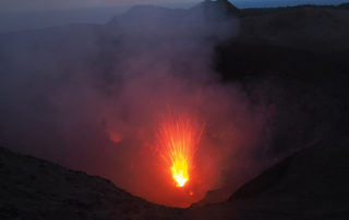 陽が暮れるにつれ、噴火の赤い炎が目立つようになる