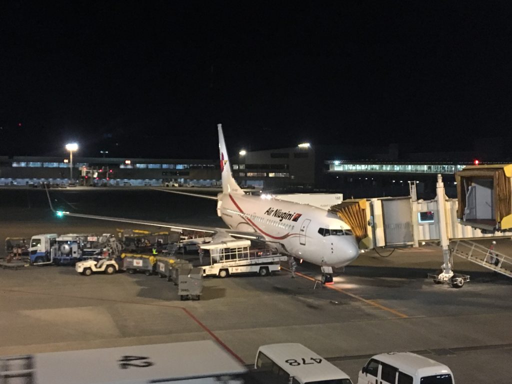 成田空港に駐機中のニューギニア航空５５便
