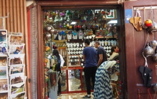アラビアらしい土産物が並ぶ店