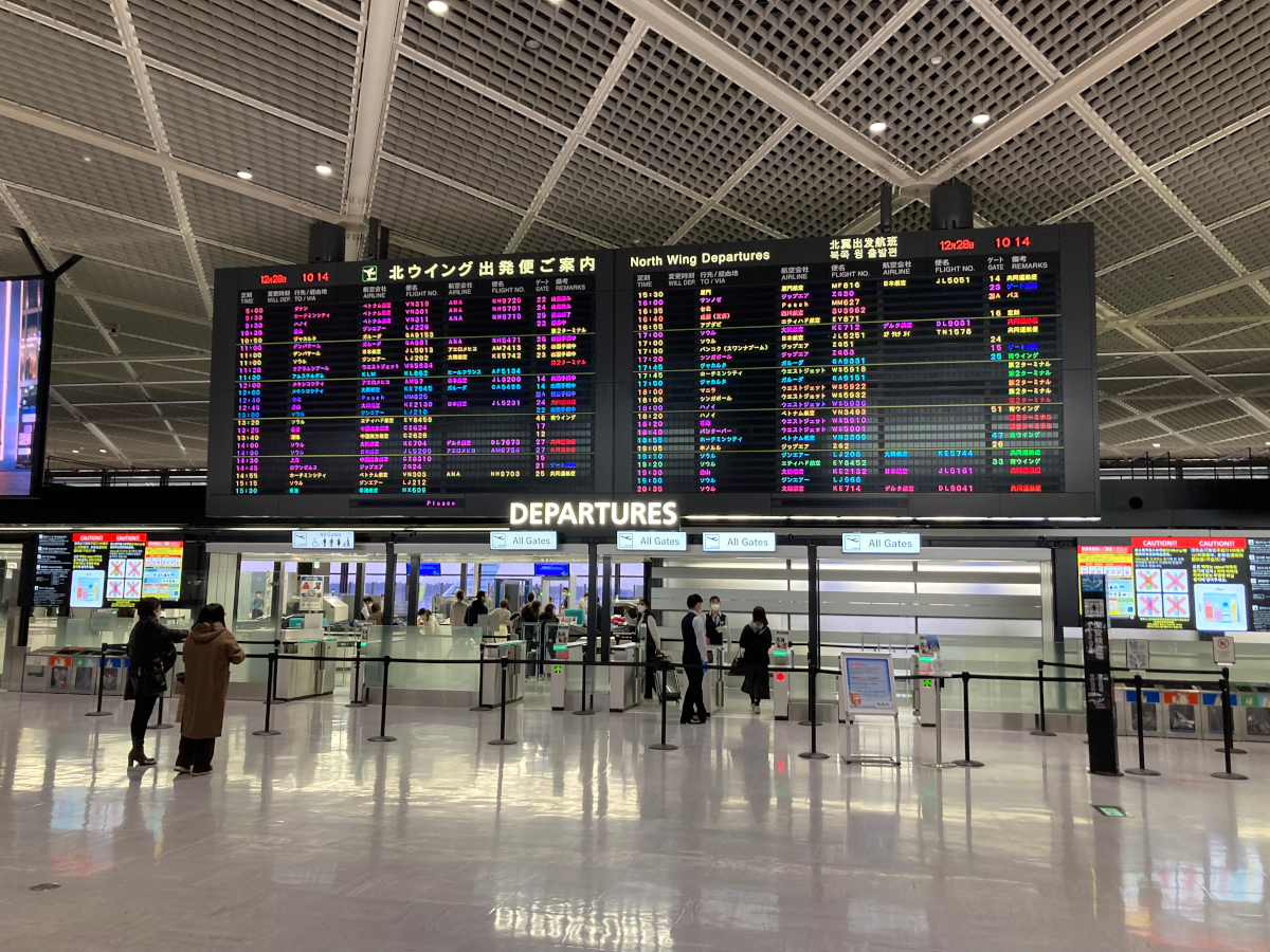 2024年12月28日成田空港第一ターミナル北ウイングＦカウンター＜出発便案内板＞