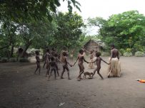 ロウィニオ村の子どもたちのダンス